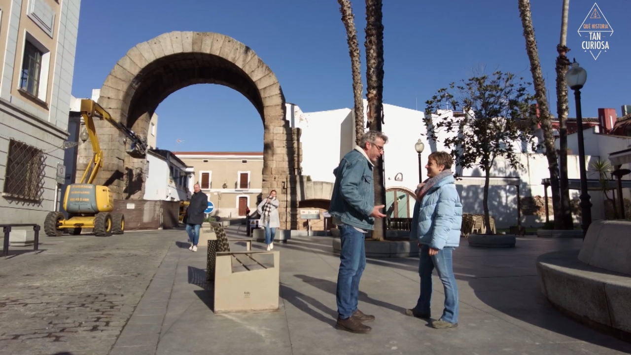 Una limpieza inédita en el Arco de Trajano de Mérida después de 2000